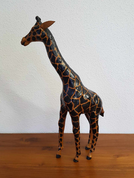 Grande girafe et son girafon vintage en cuir avec yeux en verre (1960-1970)