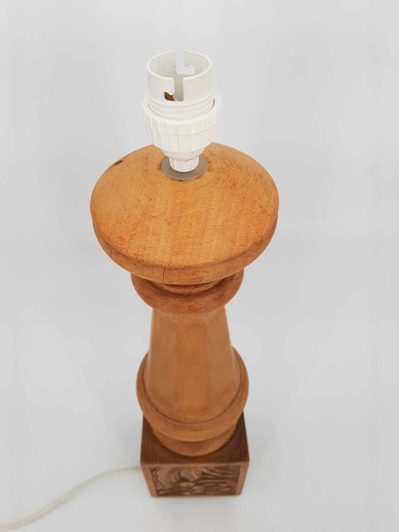 Grand pied de lampe décor Art Nouveau en bois de hêtre sculpté