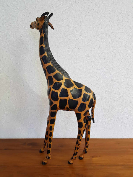 Grande girafe et son girafon vintage en cuir avec yeux en verre (1960-1970)