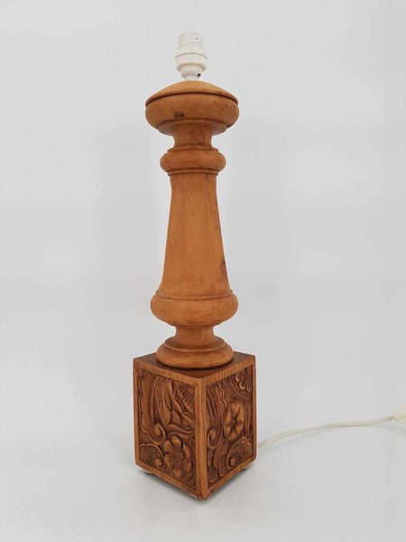 Grand pied de lampe décor Art Nouveau en bois de hêtre sculpté