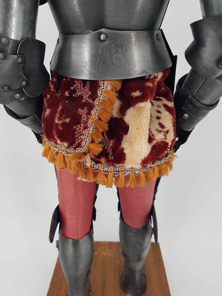 Armure Médiévale de chevalier complète en tôle sur socle en bois daté de 1978 (61 cm)