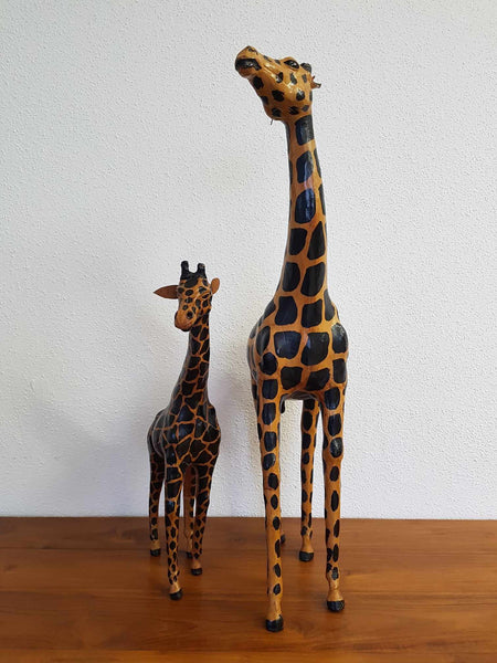 Grande girafe et son girafon vintage en cuir avec yeux en verre (1960-1970)