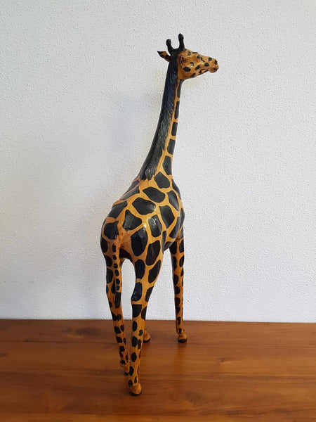 Grande girafe et son girafon vintage en cuir avec yeux en verre (1960-1970)