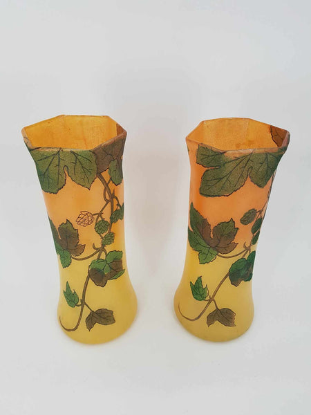 Paire de vases Art nouveau en verre au décor de feuilles de marronnier émaillées