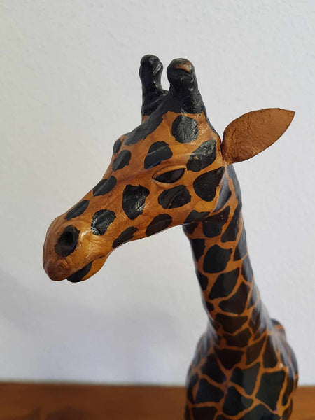 Grande girafe et son girafon vintage en cuir avec yeux en verre (1960-1970)