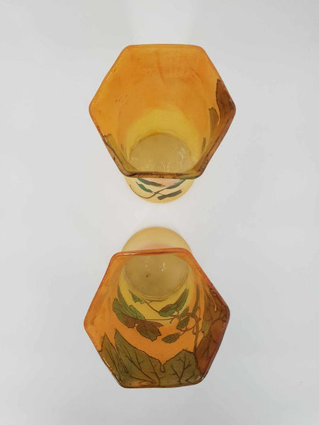 Paire de vases Art nouveau en verre au décor de feuilles de marronnier émaillées