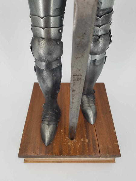 Armure Médiévale de chevalier complète en tôle sur socle en bois daté de 1978 (61 cm)