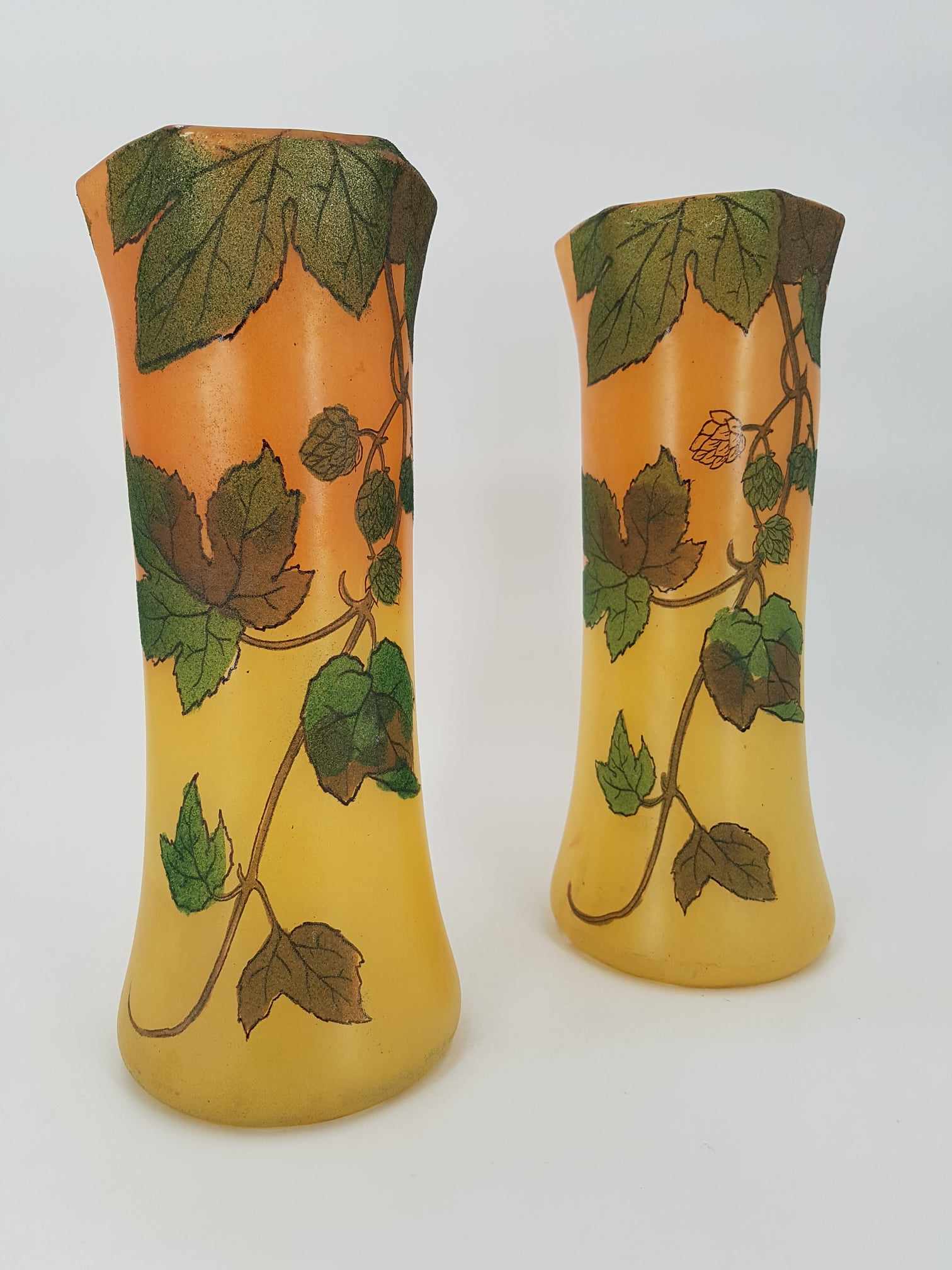 Paire de vases Art nouveau en verre au décor de feuilles de marronnier émaillées