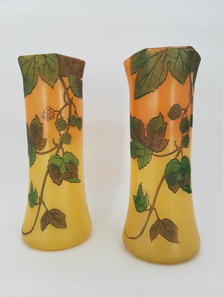 Paire de vases Art nouveau en verre au décor de feuilles de marronnier émaillées