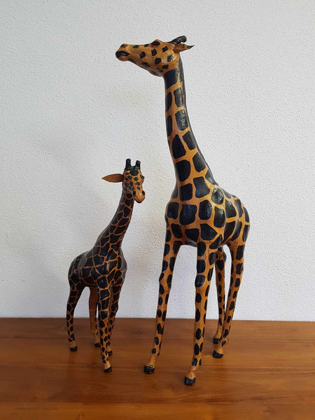 Grande girafe et son girafon vintage en cuir avec yeux en verre (1960-1970)