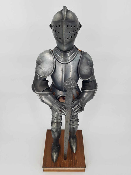 Armure Médiévale de chevalier complète en tôle sur socle en bois daté de 1978 (61 cm)