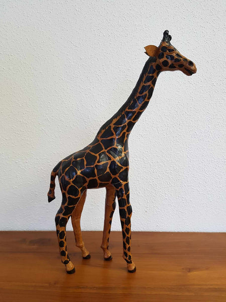 Grande girafe et son girafon vintage en cuir avec yeux en verre (1960-1970)