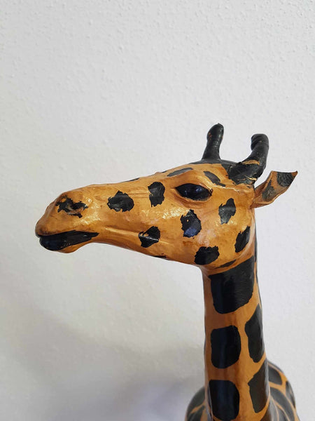 Grande girafe et son girafon vintage en cuir avec yeux en verre (1960-1970)