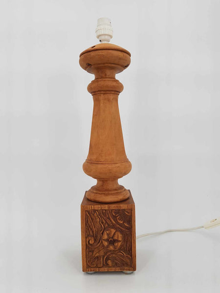 Grand pied de lampe décor Art Nouveau en bois de hêtre sculpté