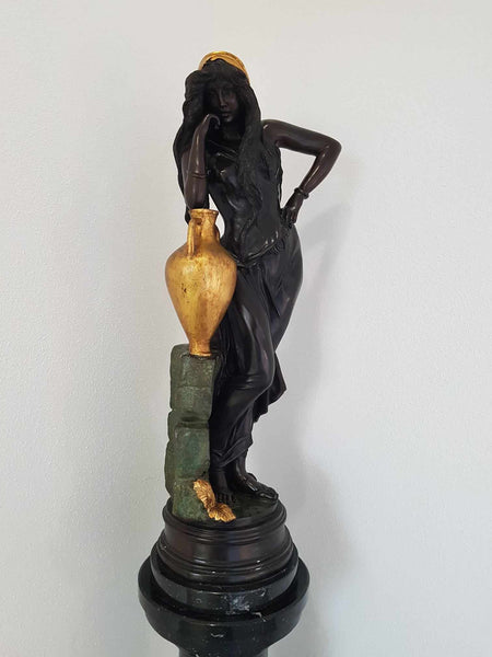 Grande statue "Rebecca au Puits" en bronze d'art creux par Friedrich Goldscheider fin du XIXe siècle