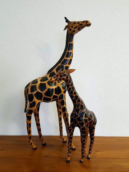 Grande girafe et son girafon vintage en cuir avec yeux en verre (1960-1970)