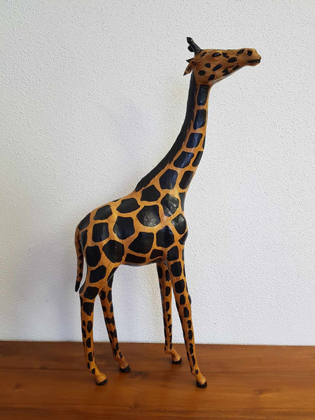 Grande girafe et son girafon vintage en cuir avec yeux en verre (1960-1970)