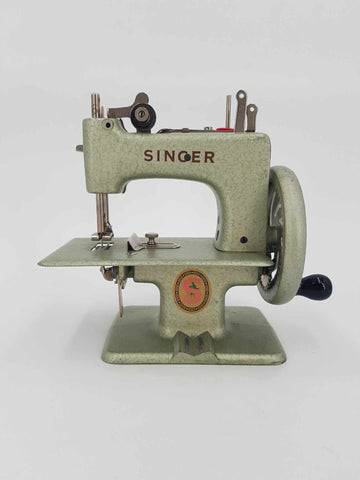 Mini machine à coudre SINGER vintage pour enfant dans sa boite d'origine (1950)