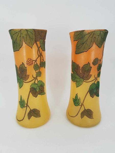 Paire de vases Art nouveau en verre au décor de feuilles de marronnier émaillées