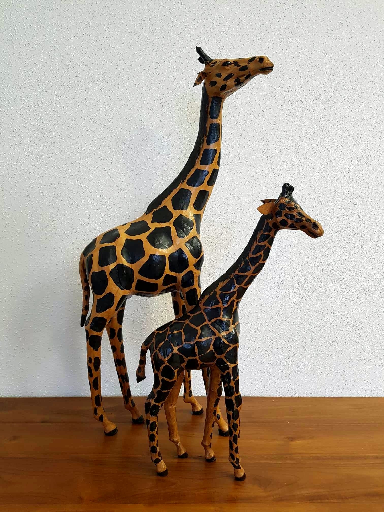 Grande girafe et son girafon vintage en cuir avec yeux en verre (1960-1970)