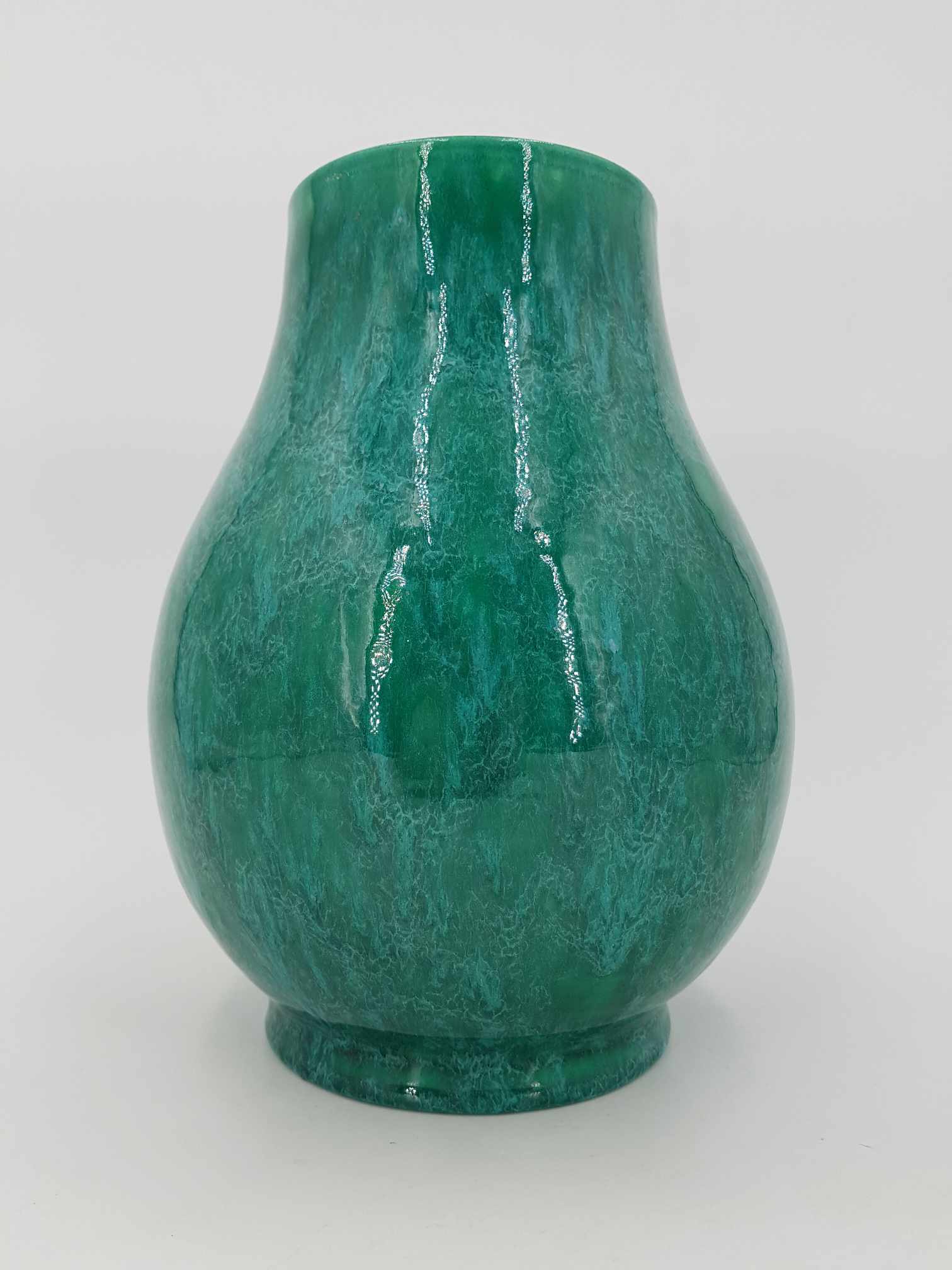 Vase en céramique à glaçure de couleur verte signé par la Poterie d'Accolay (1950-1960)