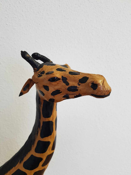 Grande girafe et son girafon vintage en cuir avec yeux en verre (1960-1970)