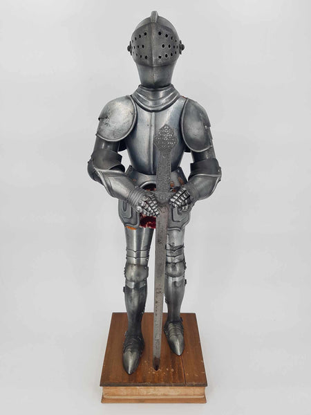 Armure Médiévale de chevalier complète en tôle sur socle en bois daté de 1978 (61 cm)