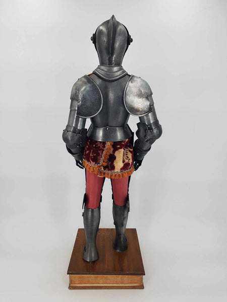 Armure Médiévale de chevalier complète en tôle sur socle en bois daté de 1978 (61 cm)