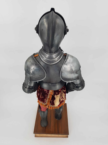 Armure Médiévale de chevalier complète en tôle sur socle en bois daté de 1978 (61 cm)