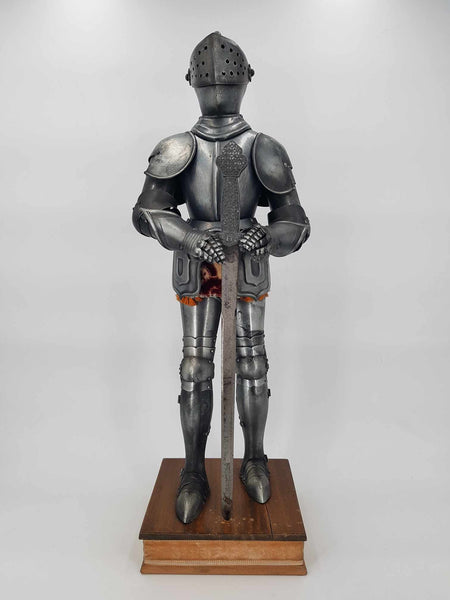 Armure Médiévale de chevalier complète en tôle sur socle en bois daté de 1978 (61 cm)