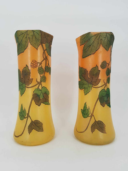 Paire de vases Art nouveau en verre au décor de feuilles de marronnier émaillées