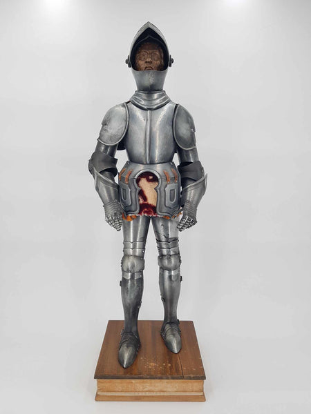 Armure Médiévale de chevalier complète en tôle sur socle en bois daté de 1978 (61 cm)