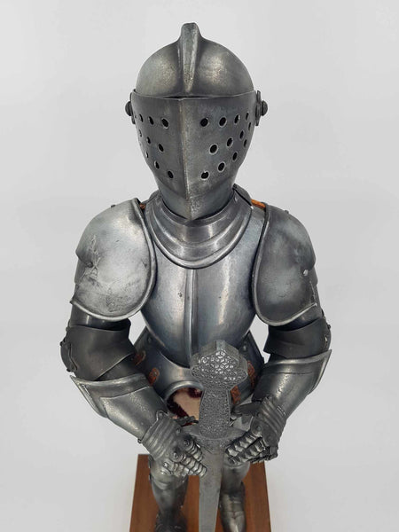 Armure Médiévale de chevalier complète en tôle sur socle en bois daté de 1978 (61 cm)