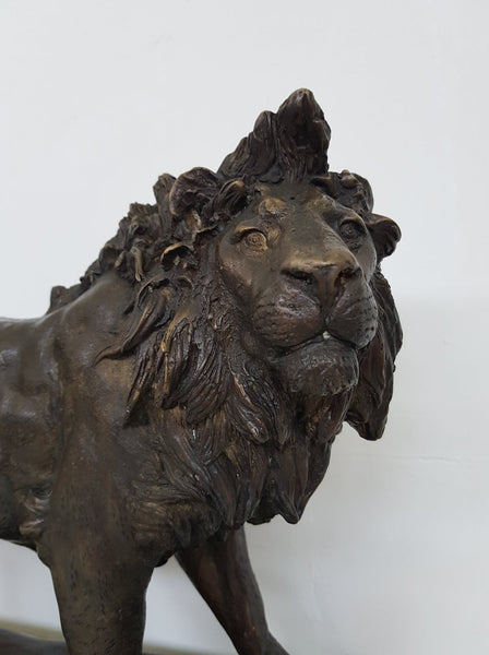 Ancienne statue de lion en bronze sur socle en marbre