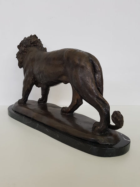 Ancienne statue de lion en bronze sur socle en marbre