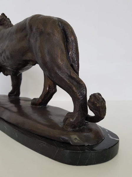 Ancienne statue de lion en bronze sur socle en marbre