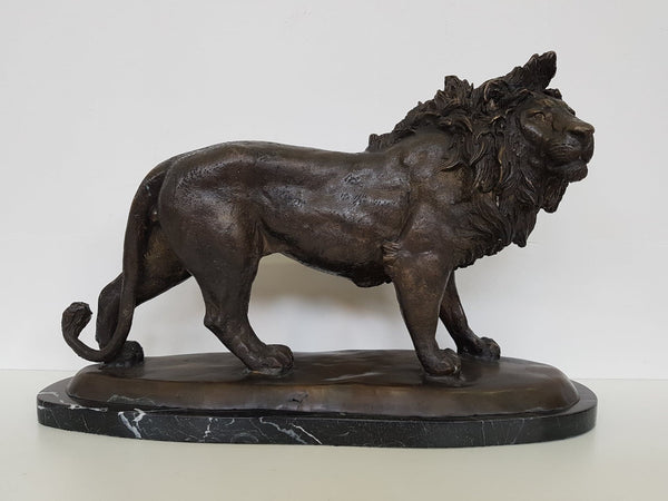 Ancienne statue de lion en bronze sur socle en marbre