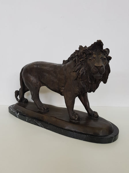 Ancienne statue de lion en bronze sur socle en marbre