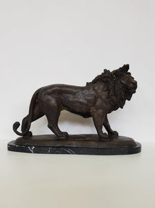 Ancienne statue de lion en bronze sur socle en marbre