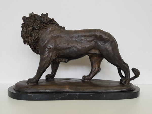 Ancienne statue de lion en bronze sur socle en marbre