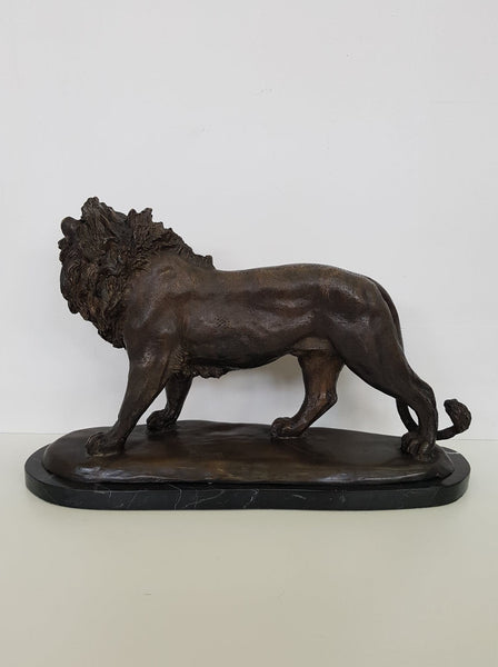 Ancienne statue de lion en bronze sur socle en marbre