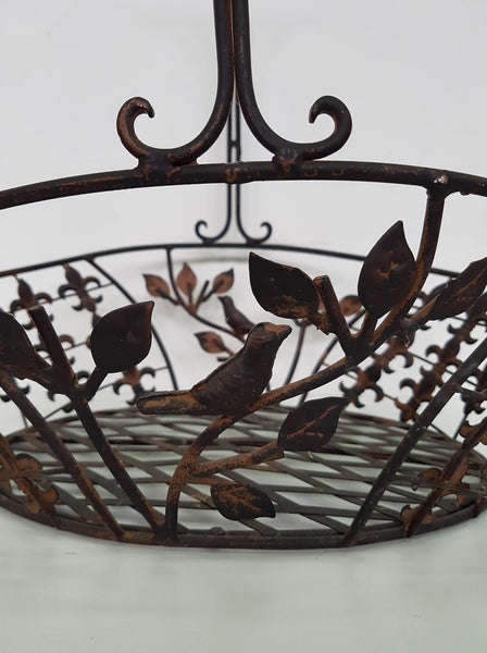 Ancien panier en fer décoré de fleurs de lys et d'oiseaux