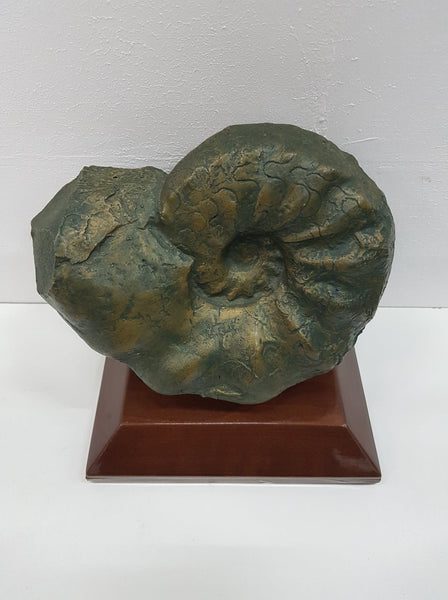 Sculpture Ammonite en ciment sur socle en bois