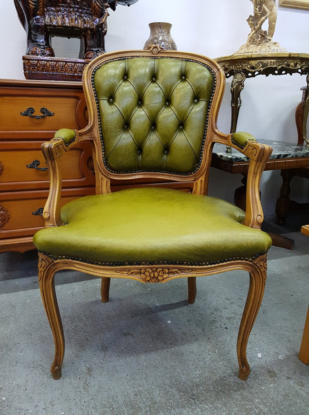 Ancien fauteuil de bureau style Louis XV en bois massif et cuir