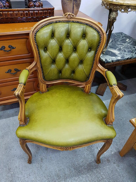 Ancien fauteuil de bureau style Louis XV en bois massif et cuir