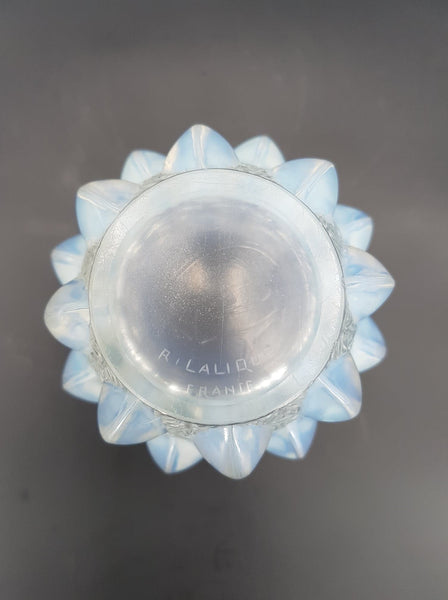 LALIQUE René (1860-1945) Vase Rampillon en verre pressé et moulé à cabochons opalescents