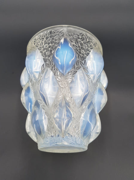 LALIQUE René (1860-1945) Vase Rampillon en verre pressé et moulé à cabochons opalescents