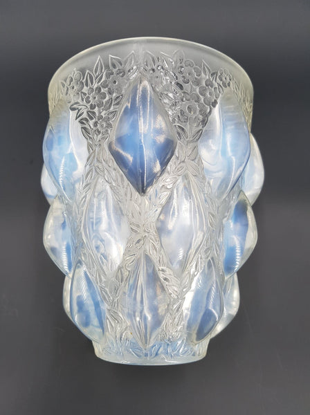 LALIQUE René (1860-1945) Vase Rampillon en verre pressé et moulé à cabochons opalescents