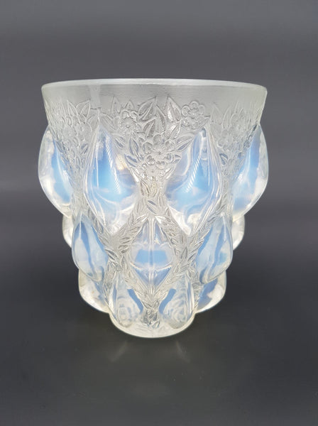 LALIQUE René (1860-1945) Vase Rampillon en verre pressé et moulé à cabochons opalescents