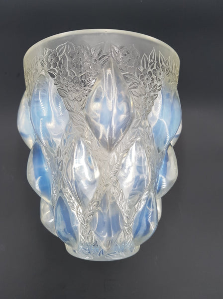 LALIQUE René (1860-1945) Vase Rampillon en verre pressé et moulé à cabochons opalescents